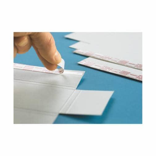 Cinta adhesiva de doble cara con pestana de facil apertura para aplicacion de sellado